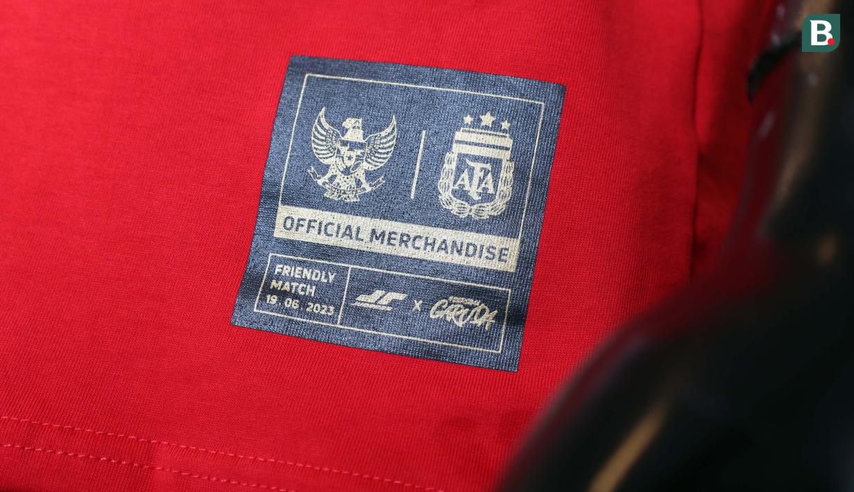 Merchandise berupa kaus yang didesain khusus jelang pertandingan FIFA Matchday 2023 antara Timnas Indonesia vs Argentina di Official Garuda Store, Jakarta, Sabtu (17/6/2023). (Bola.com/Abdul Aziz)