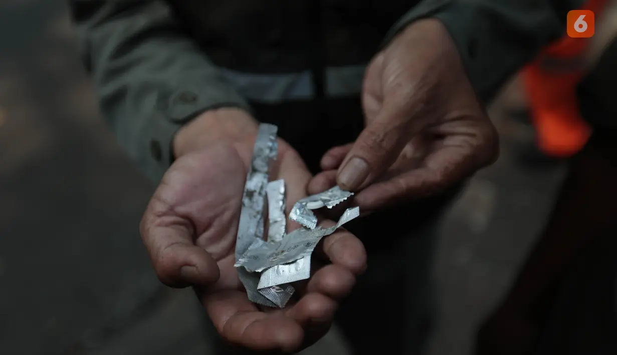 Petugas gabungan menemukan obat tramadol di salah satu lapak pedagang saat melakukan razia peredaran obat di kawasan KS Tubun, Tanah Abang, Jakarta Pusat, Selasa (13/10/2026). (KLY/Budy Santoso)