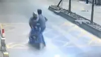 Tendangan Maut Sopir Truk, Jatuhkan Maling yang Kabur Pakai Motor