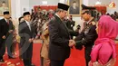 SBY menyalami Komjen Pol Sutarman usai menjalani pelantikan  (Rumgapres/ Abror Riski)
