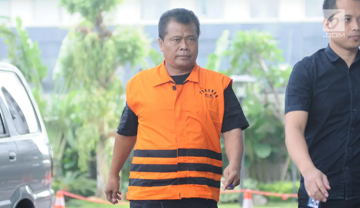 Kepala SMP Negeri 3 Ngronggot Kab Nganjuk, Suwandi tiba di KPK, Jakarta, Rabu (1/11). Suwandi diperiksa sebagai saksi dugaan suap mutasi dan promosi jabatan di lingkungan Pemkab Nganjuk dengan tersangka Ibnu Hajar. (Liputan6.com/Helmi Fithriansyah)