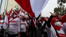 Peserta membentangkan Bendera Merah Putih di kawasan Thamrin, Jakarta, Minggu (28/8/2022). Sebanyak 50.000 orang membentangkan bendera merah putih sepanjang 1.700 meter dari kawasan Monas hingga Bundaran Hotel Indonesia dalam rangka memperingati HUT ke-77 Kemerdekaan Republik Indonesia bertemakan 'Pulih Lebih Cepat, Bangkit Lebih Kuat. (Liputan6.com/Johan Tallo)