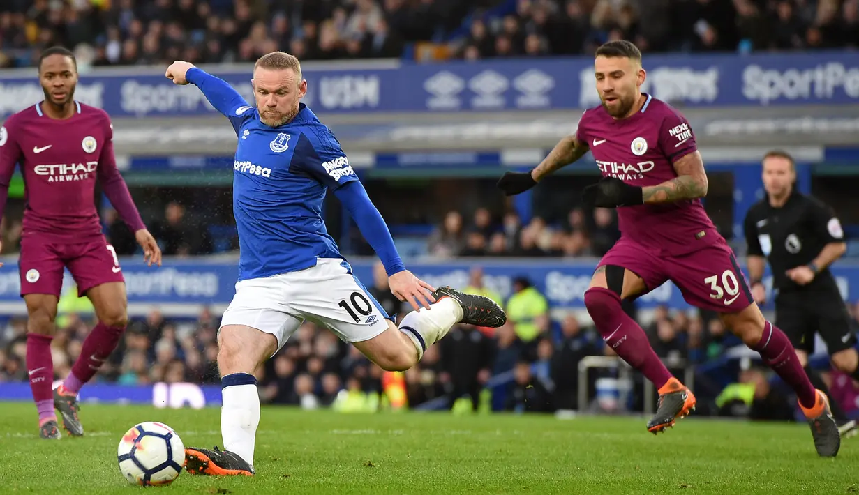 Striker Everton Wayne Rooney melakukan tendangan saat melawan Manchester City dalam pertandingan Liga Inggris di Goodison Park di Liverpool (31/3). Kemenangan ini membuat Manchester City makin dekat meraih gelar juara Premier League.(AFP Photo/Paul Ellis)