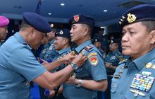 Foto: Brevet Kehormatan Principal Warfare Officer (PWO) di Kodiklatal Surabaya