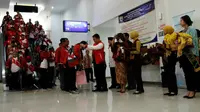 Menpora Imam Nahrawi sambut para atlet yang tampil di ASEAN Paragames Malaysia 2017 di Bandara Adi Soemarmo (Foto: Liputan6.com/ Fajar Abrori)