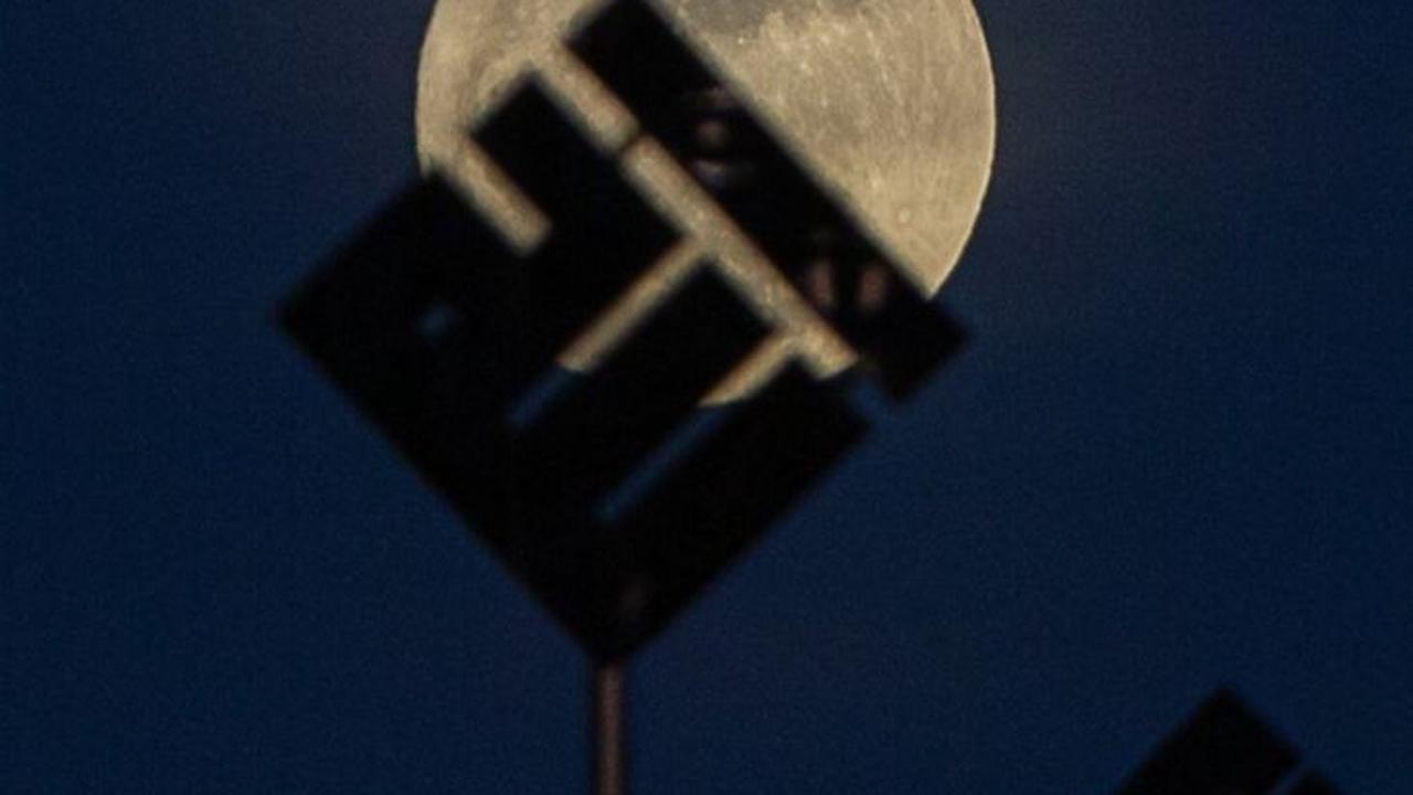 Terkadang, Blue Moon juga merujuk pada Bulan Purnama kedua dalam satu bulan.