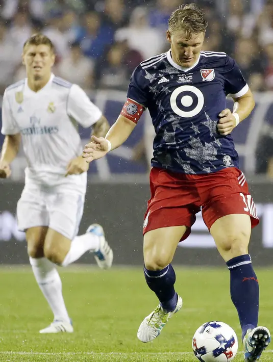 Pemain MLS All-Star, Bastian Schweinsteiger, mengontrol bola saat pertandingan melawan Real Madrid pada laga persahabatan di Soldier Field, Chicago, Kamis (3/8/2017). Real Madrid menang 4-2 atas MLS All-Star melalui adu penalti. (AP/Nam Y. Huh)