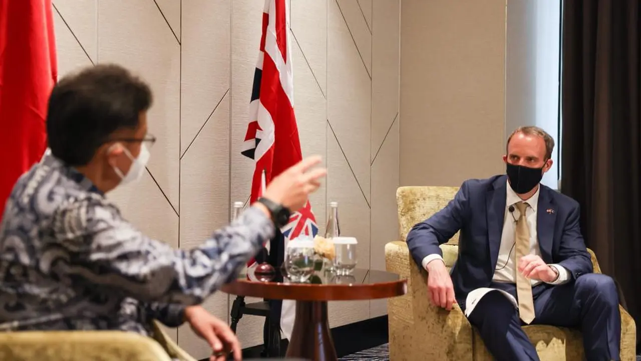 Pertemuan Menlu Inggris Dominic Raab dan Menkes Budi Gunadi Sadikin.