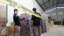 Petugas memeriksa Barang bukti obat palsu di pergudangan Surya Balaraja, Tangerang, Kamis (26/11). Obat berbahaya tersebut tidak memiliki ijin dan berbahaya bagi kesehatan kulit manusia. (Liputan6.com/Angga Yuniar)