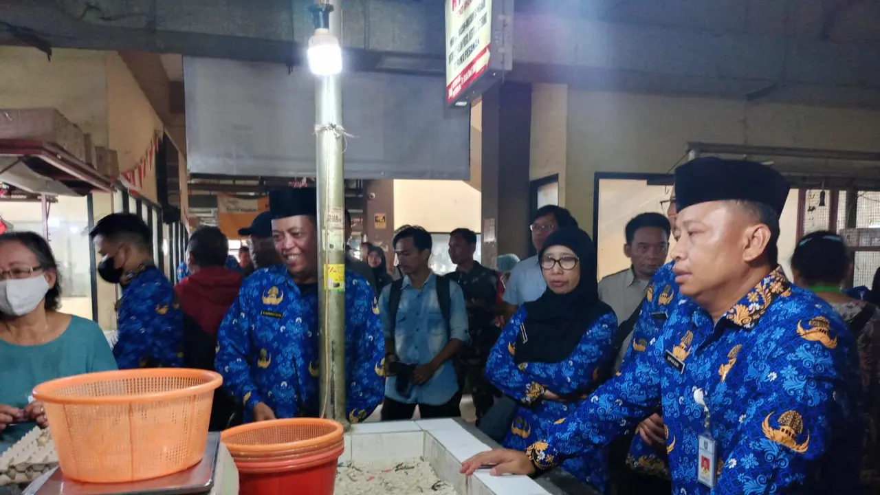 Sekda Kota Depok, Supian Suri mengecek harga kebutuhan pokok di Pasar Cisalak, Cimanggis, Kota Depok.