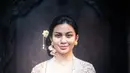Ariel Tatum tampil memesona dengan kebaya putih dan kain batik sebagai selendang. Ia sempurnakan penampilannya dengan rambut yang disanggul dan diberi pemanis aksesori emas yang serasi. [Foto: Instagram/arieltatum]