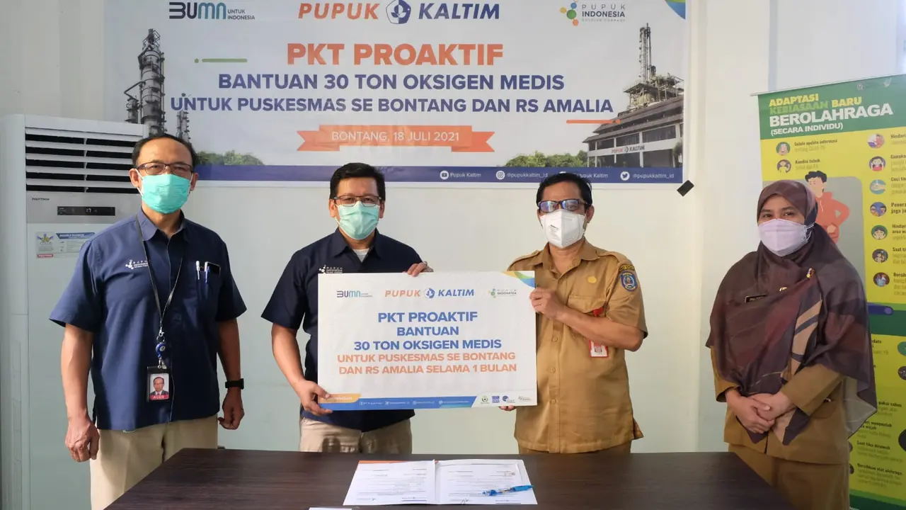 Pupuk Kaltim (PKT) menyalurkan bantuan 30 ton oksigen medis
