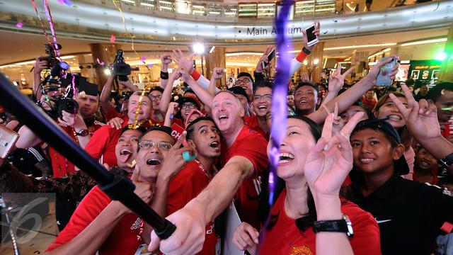 Legenda Manchester United Meriahkan Pemberian Hadiah Pemenang Chevrolet Fan Cup 2017