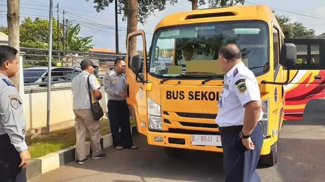 Bus sekolah gratis untuk anak pelosok di Banyumas kembali beroperasi Senin (11/1/2021). (Foto: Liputan6.com/Humas Pemkab Banyumas)