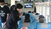 Director of Consumer Business KAI Services, Lies Permana Lestari, saat memberikan pelayanan di atas kereta. KAI Services bakal menyajikan 22 kuliner legendaris dengan ikon Gadis Kreta selama libur Natal dan Tahun Baru. (dok. KAI Services)