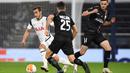 Gelandang Tottenham, Harry Winks, berusaha melewati pemain LASK pada laga Grup J Liga Europa 2020/2021 di Tottenham Hotspurs Stadium, Jumat (23/10/2020) dini hari WIB. Tottenham menang telak 3-0 atas LASK. (AFP/Daniel Leal-Olivas)