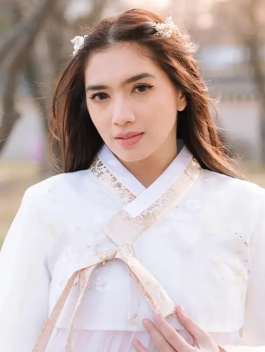 Lihat bagaimana glowingnya penampilan Angel Karamoy langsung di bawah sinar matahari. Pesonanya tak main-main bahkan tanpa operasi plastik, bagaimana menurutmu, Sahabat FIMELA? [Foto: Instagram/realangelkaramoy]