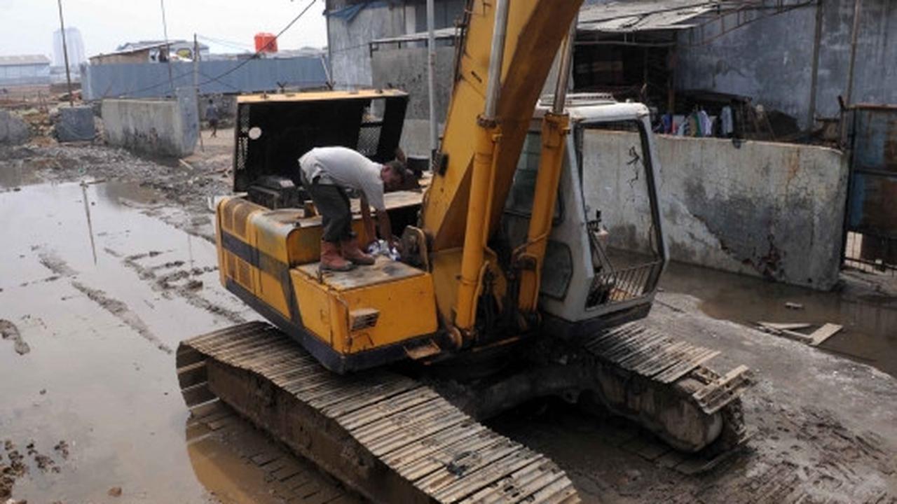 Memantau perkembangan proyek tanggul di Pantai Muara Baru
