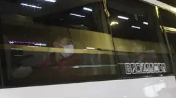 Pemain Timnas China berada di dalam bus meninggalkan Terminal 3 Bandara Soekarno-Hatta, tangerang, Senin (2/6/2025). (Bola.com/M Iqbal Ichsan)