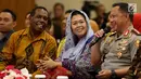 Kapolri Tito Karnavian dan Direktur Wahid Foundation Yenny Wahid saat menjadi pembicara dalam diskusi Intoleransi, Ancaman bagi Kebinekaan dan Persatuan Bangsa pada acara Simposium Nasional di Jakarta, Senin (14/8). (Liputan6.com/Johan Tallo)