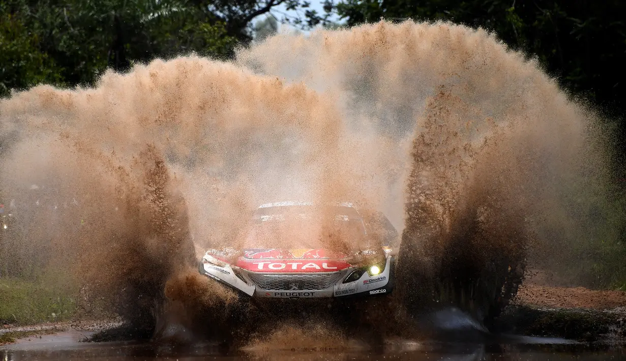 Pereli Peugeot, Sebastien Loeb dan Daniel Elena asal Prancis beraksi di Reli Dakar 2017 etape 1 di Argentina, Senin (2/1) Etape 2 akan dimulai dari Resistencia menuju San Miguel de Tucuman dengan jarak 812 km. (AFP PHOTO / FRANCK FIFE)