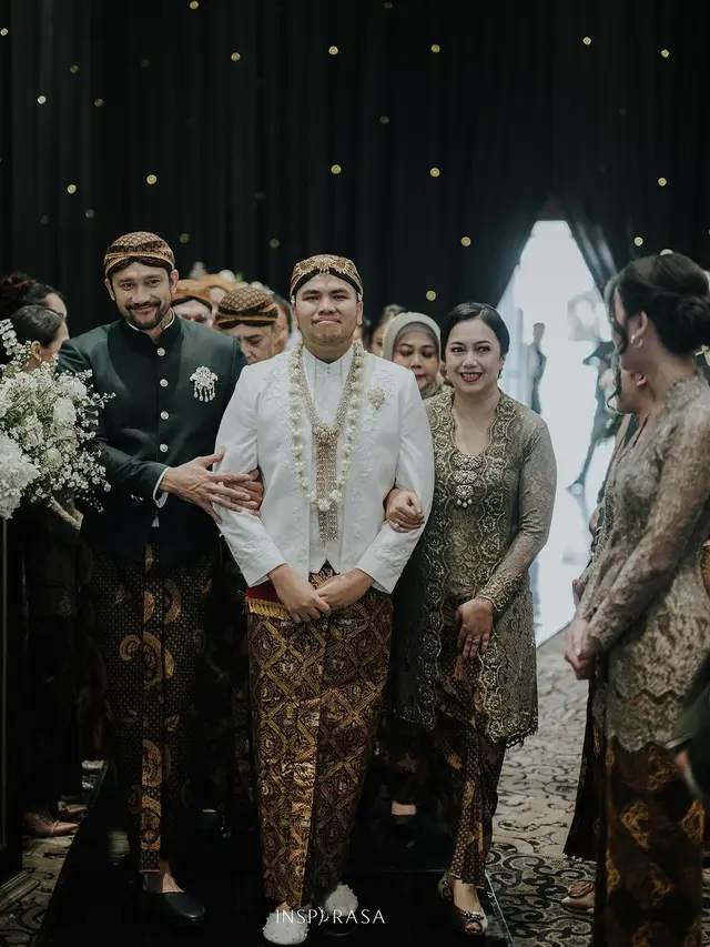 6 Potret Tampilan Kompak Tora Sudiro dan Mantan Istri Dampingi Putri Sulung Mereka Menikah