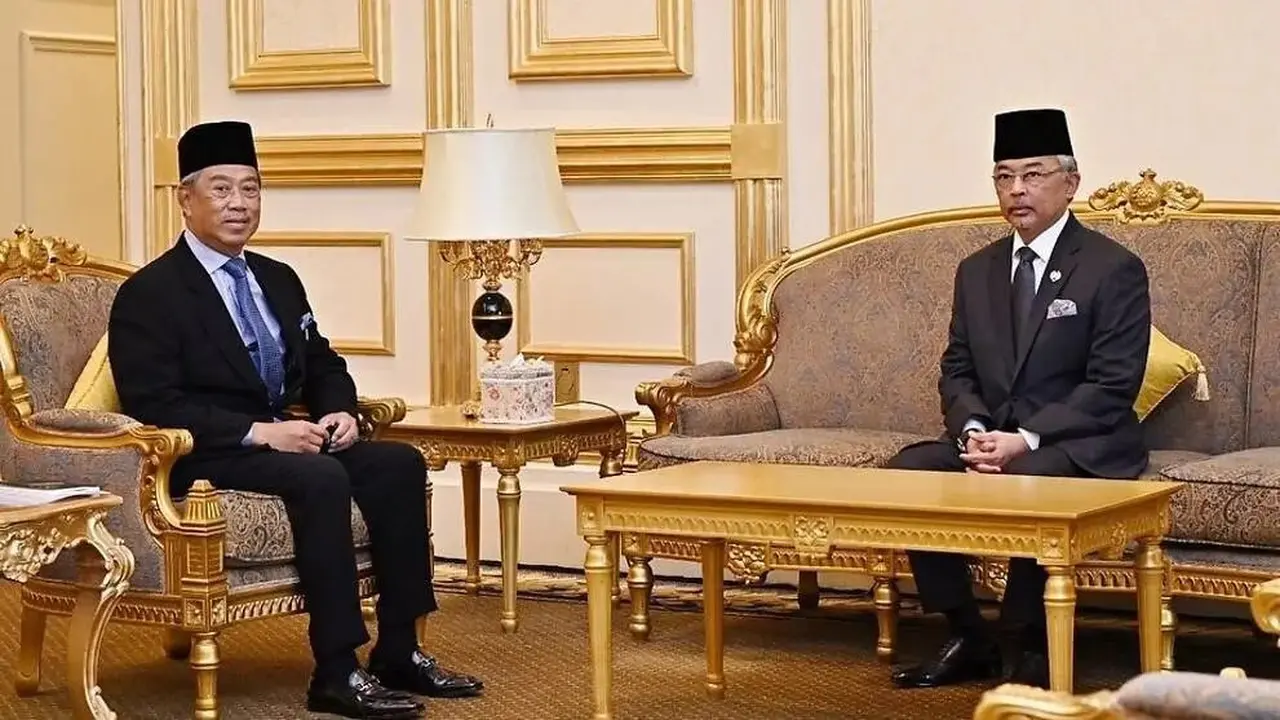 Raja Malaysia Al-Sultan Abdullah Ri'ayatuddin Al-Mustafa Billah Shah (kanan) memberikan audiensi kepada Perdana Menteri Muhyiddin Yassin untuk pertemuan pra-Kabinet di Istana Negara pada 21 Oktober 2020.