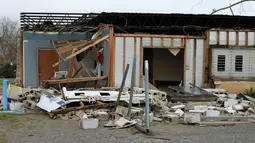 Sebuah bangunan rusak parah akibat tornado yang melanda Alabama, Sabtu (26/12/2015). Letnan Polisi Birmingham Sean Edwards mengatakan sedikitnya ada tiga orang dilarikan ke rumah sakit un¬tuk mendapatkan pengobatan luka ringan. (Reuters/ Marvin Gentry)