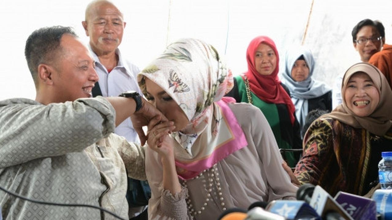 Didampingi suami, Arzetty klarifikasi penggerebekan di Hotel Arjuna