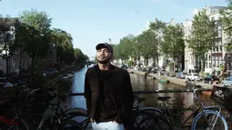 Seperti biasa, banyak seleb mengabadikan potretnya di sebuah jembatan kecil yang membelah kota-kota di Belanda. Tampil stylish dengan outfit hitam, sosoknya menuai banyak pujian dari netizen. Tidak sedikit yang memberikan berbagai komentar di kolom komentar Instagramnya. (Liputan6.com/IG/@refalhady)
