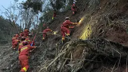 Tim penyelamat melakukan operasi pencarian di lokasi kecelakaan pesawat di Kabupaten Tengxian di Daerah Otonomi Guangxi Zhuang, China selatan (22/3/2022). Pesawat itu terbang menuju Guangzhou, dijadwalkan mendarat pukul 15.07 waktu setempat. (Zhou Hua/Xinhua via AP)