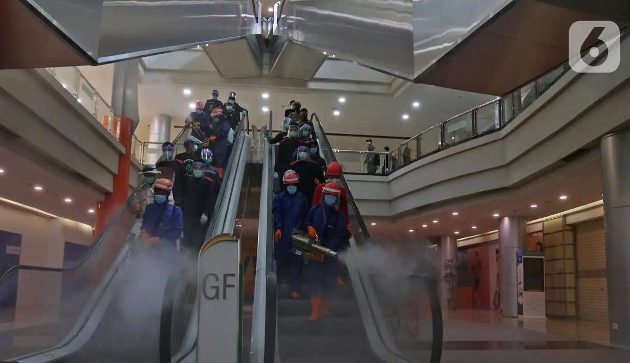 Petugas pemadam kebakaran Kota Depok bersiap melakukan penyemprotan disinfektan di Mal Margo City, Depok, Sabtu (22/08/2020). Penyemprotan dilakukan menyusul  adanya 15 pegawai di gerai perbelanjaan Giant Margo City yang positif COVID-19. (Liputan6.com/Herman Zakharia)