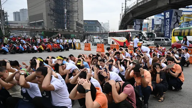 Para Pekerja di Manila Ikut Pelatihan Antisipasi Gempa Bumi