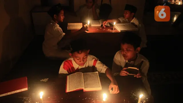 Baca Al-quran di Bawah Cahaya Sentir