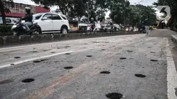 Kendaraan terjebak macet akibat penutupan jalan untuk proyek galian saluran di Jalan I Gusti Ngurah Rai, Jakarta, Rabu (6/1/2021). Penutupan jalan menyebabkan kemacetan kendaraan saat jam sibuk. (merdeka.com/Iqbal S Nugroho)