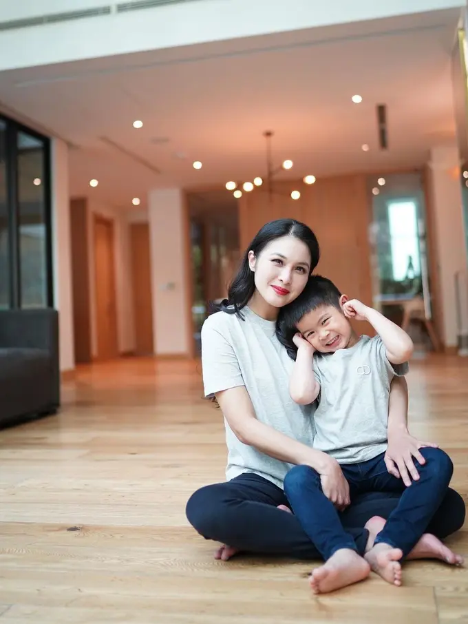 [Fimela] Sandra Dewi dan anak bungsunya