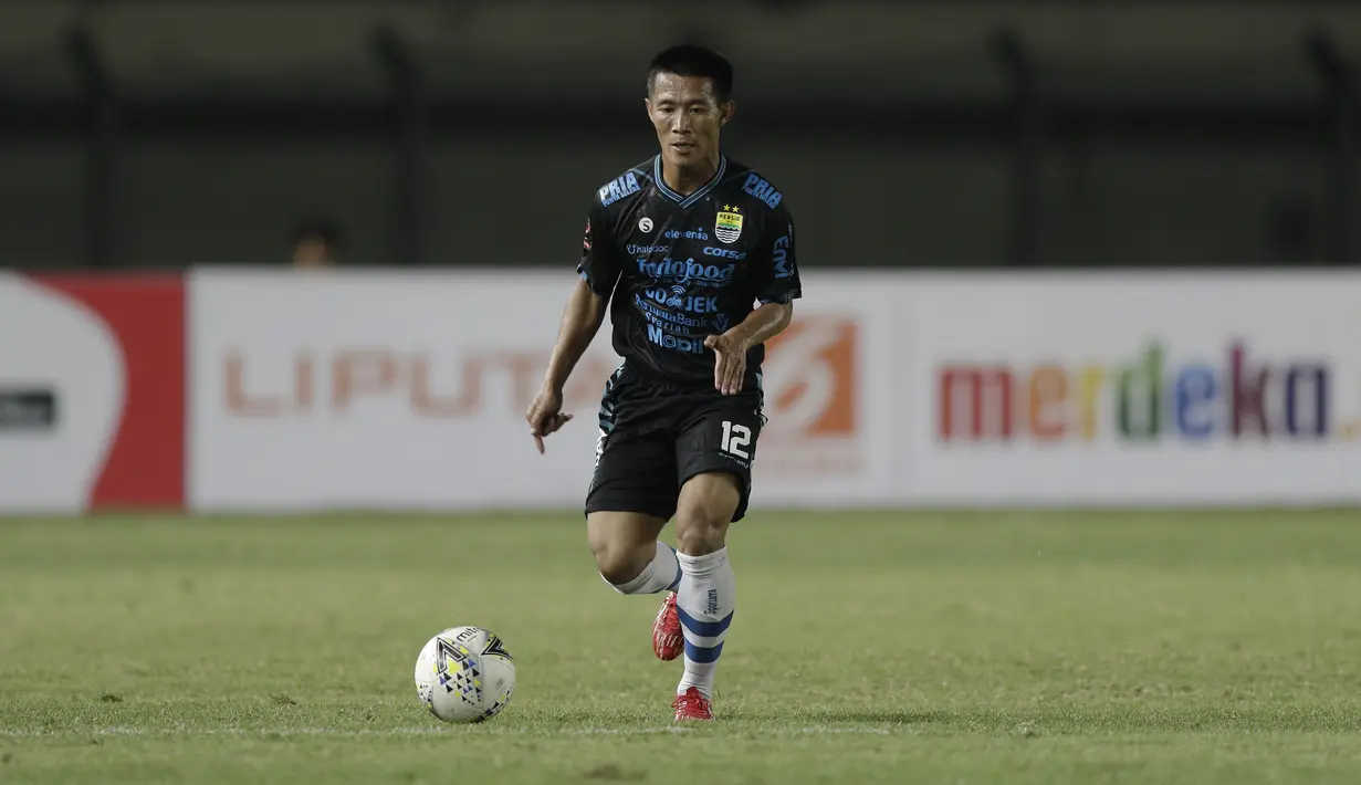 Bek Persib Bandung, Henhen Herdiana, menggiring bola saat melawan Perseru Serui pada laga Piala Presiden 2019 di Stadion Si Jalakl Harupat, Soreang, Bandung, Selasa (12/3). Persib menang 4-0 atas Perseru.(Bola.com/Yoppy Renato)