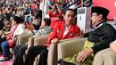 Presiden Joko Widodo atau Jokowi dan Ketua Umum Pengurus Besar Ikatan Pencak Silat Indonesia (IPSI) Prabowo Subianto berbincang saat menyaksikan pencak silat Asian Games 2018 di Jakarta, Rabu (29/8). (Liputan6.com/HO/Biro Pers Setpres)