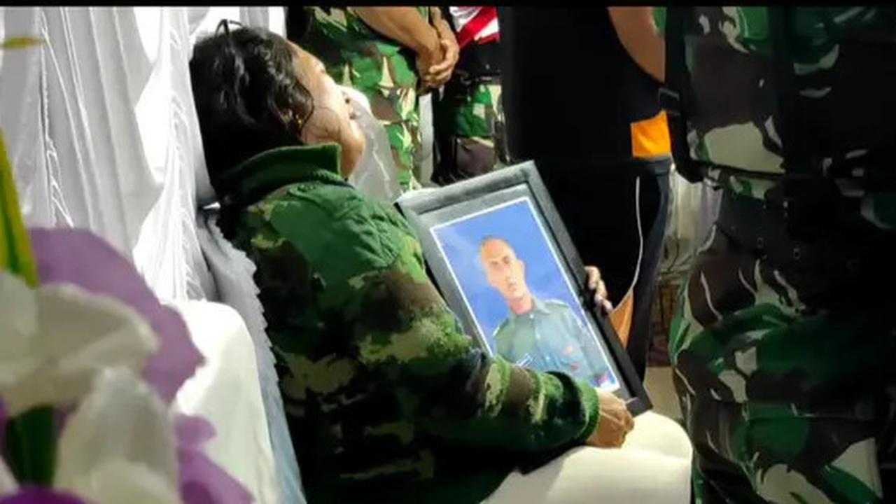 VIDEO: Begitu Menyayat Hati Tangis Ibu Prada Lucky Peluk Foto Putra Tercinta Tewas Dianiaya Senior