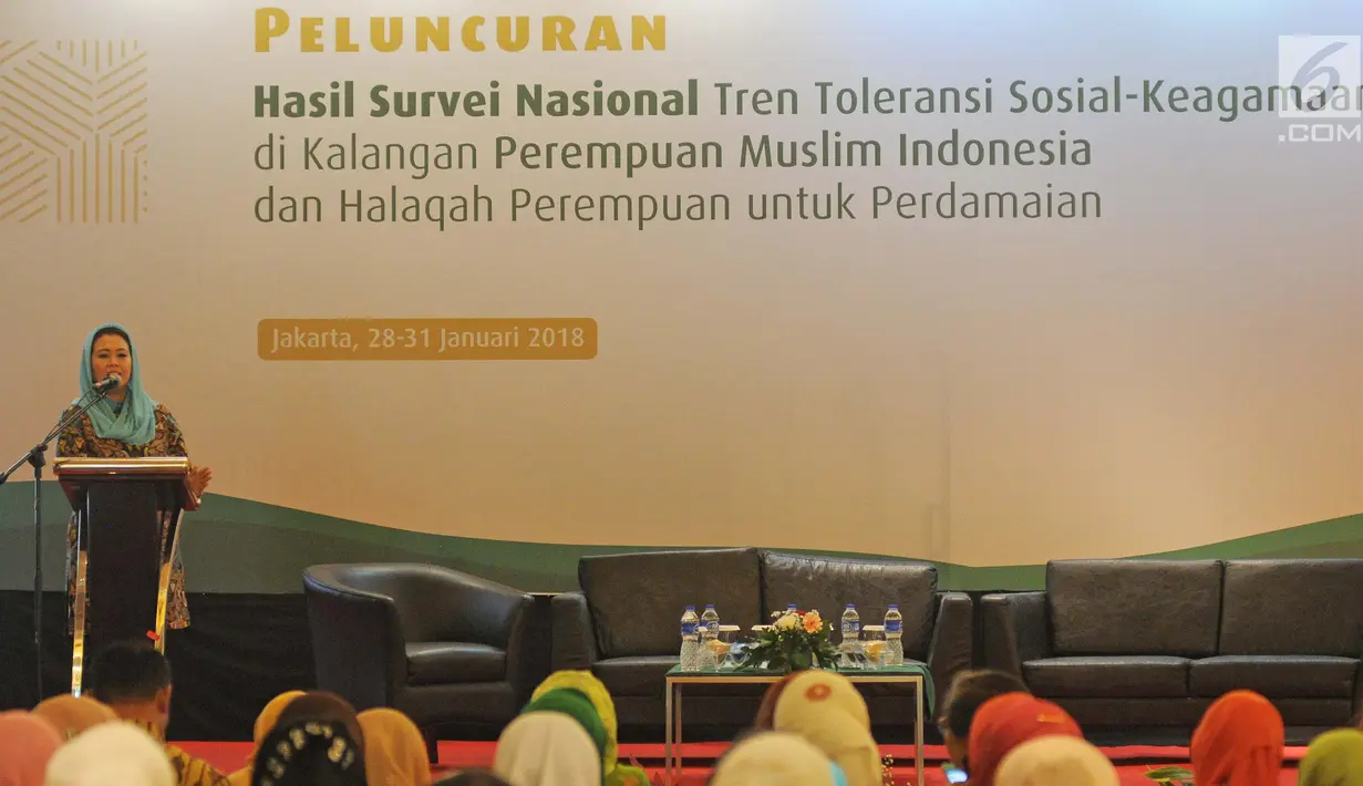 Direktur Wahid Foundation, Yenny Wahid memberi pemaparan saat diskusi panel di Jakarta, Senin (29/1). Survei ini juga membahas rekomendasi terkait peran perempuan muslim dalam membangun nilai toleransi dan perdamaian dunia. (Liputan6.com/Herman Zakharia)