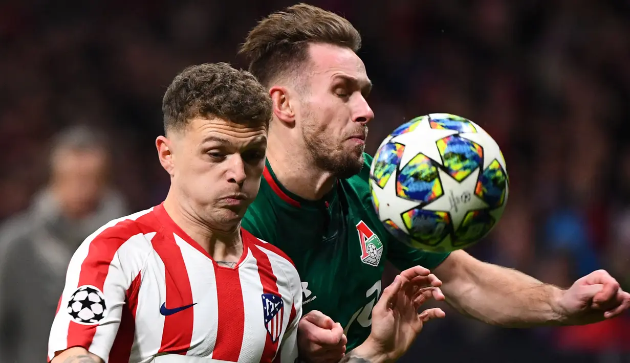 Rekan satu tim Savic di Atletico Madrid, Kieran Trippier (kiri) merupakan salah satu kunci solidnya pertahanan Los Rojiblancos. Selain memiliki kemampuan bermain di lini belakang mana saja, Ia merupakan bek yang ahli dalam crossing dan bola mati. (Foto: AFP/Gabriel Bouys)