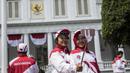 Para atlet melakukan swafoto usai menghadiri pelepasan kontingen di Istana Negara, Jakarta, Senin (7/8/2017). Para atlet Indonesia akan mengikuti SEA Games 2017 Malaysia pada 19-30 Agustus. (Bola.com/Vitalis Yogi Trisna)
