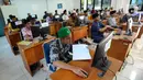 Aktivitas santri saat kegiatan belajar dalam kelas di Pesantren Teknologi Informasi dan Komunikasi (PeTIK) di Rangkapan Jaya, Pancoran Mas Depok, Jawa Barat, Senin (31/10/2022). Setiap tahunnya  50  santri dari seluruh Indonesia belajar secara gratis mengenai komputer, program dan jaringannya di  Pesantren Teknologi untuk dhuafa ini yang sumber pendanaannya berasal dari potongan gaji karyawan PLN dan dikelola Yayasan Baitul Maal (YBM) PLN. (merdeka.com/Arie Basuki)
