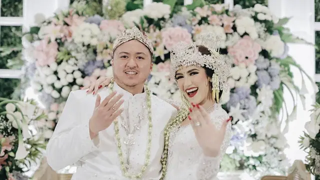 Beda Usia 14 Tahun, Ini 6 Potret Pernikahan Syahra Larez dan Denny Buana