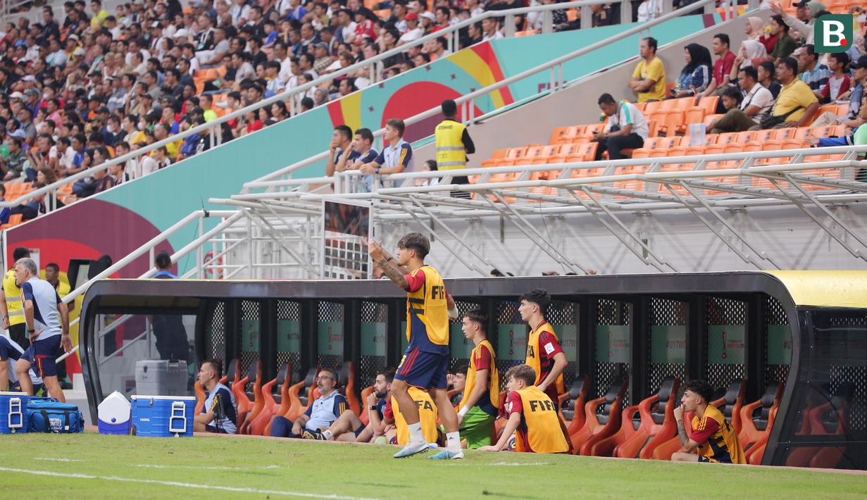 Sejumlah pemain Timnas Spanyol U-17 tampak serius mengamati jalannya laga melawan Jerman U-17 pada babak perempat final Piala Dunia U-17 2023 di Jakarta International Stadium (JIS), Jumat (24/11/2023). (Bola.com/M Iqbal Ichsan)