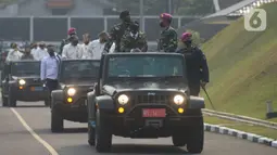 Menko Polhukam Mohammad Mahfud MD (kiri) bersama Komandan Korps Marinir (Dankormar) Mayor Jenderal TNI (Mar) Suhartono (kanan) saat melakukan kunjungan kerja ke Mako Korps Marinir, Cilandak, Jakarta, Rabu (29/7/2020). (merdeka.com/Imam Buhori)