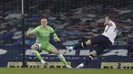Striker Tottenham Hotspur, Harry Kane (kanan) melepaskan tendangan yang berbuah gol pertama timnya ke gawang Everton dalam laga lanjutan Liga Inggris 2020/2021 pekan ke-32 di Goodison park, Liverpool, Jumat (16/4/2021). Tottenham bermain imbang 2-2 dengan Everton. (AP/Clive Brunskill/Pool)