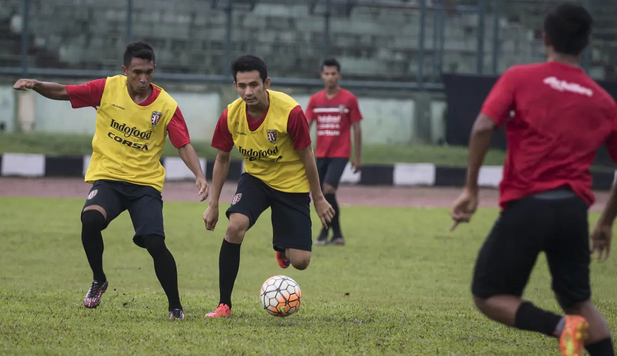 Para pemain muda Bali United antusia berlatih jelang laga uji coba melawan Persib di Stadion Siliwangi, Bandung. (Bola.com/Vitalis Yogi Trisna)