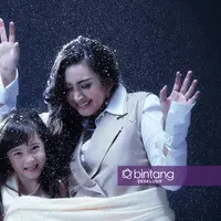 Nafa Urbach bersama Mikha, buah hatinya. Berusaha tegar menjalani kehidupan. (Fotografer: Bambang E. Ros, Make Up: @vera_kusumadewi, Stylist: Indah Wulansari, DI: Muhammad Iqbal Nurfajri/Bintang.com)