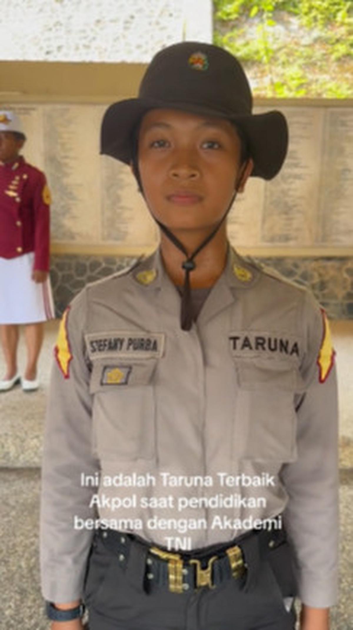 Polisi ini lantas bertanya apa harapan Stefany untuk kedua orangtuanya. <br>